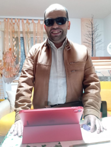 La foto di Pierfrancesco in piedi davanti al suo pc, strumento di lavoro