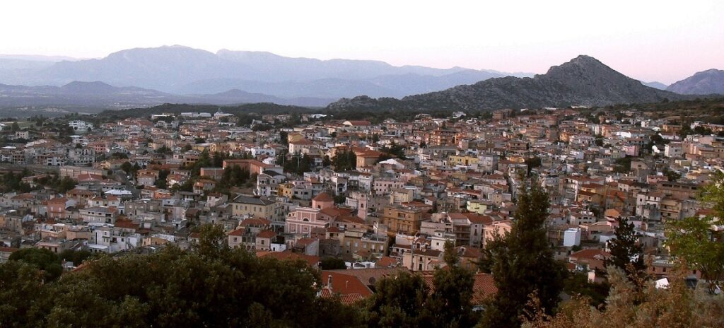 città di Dorgali vista dall' alto